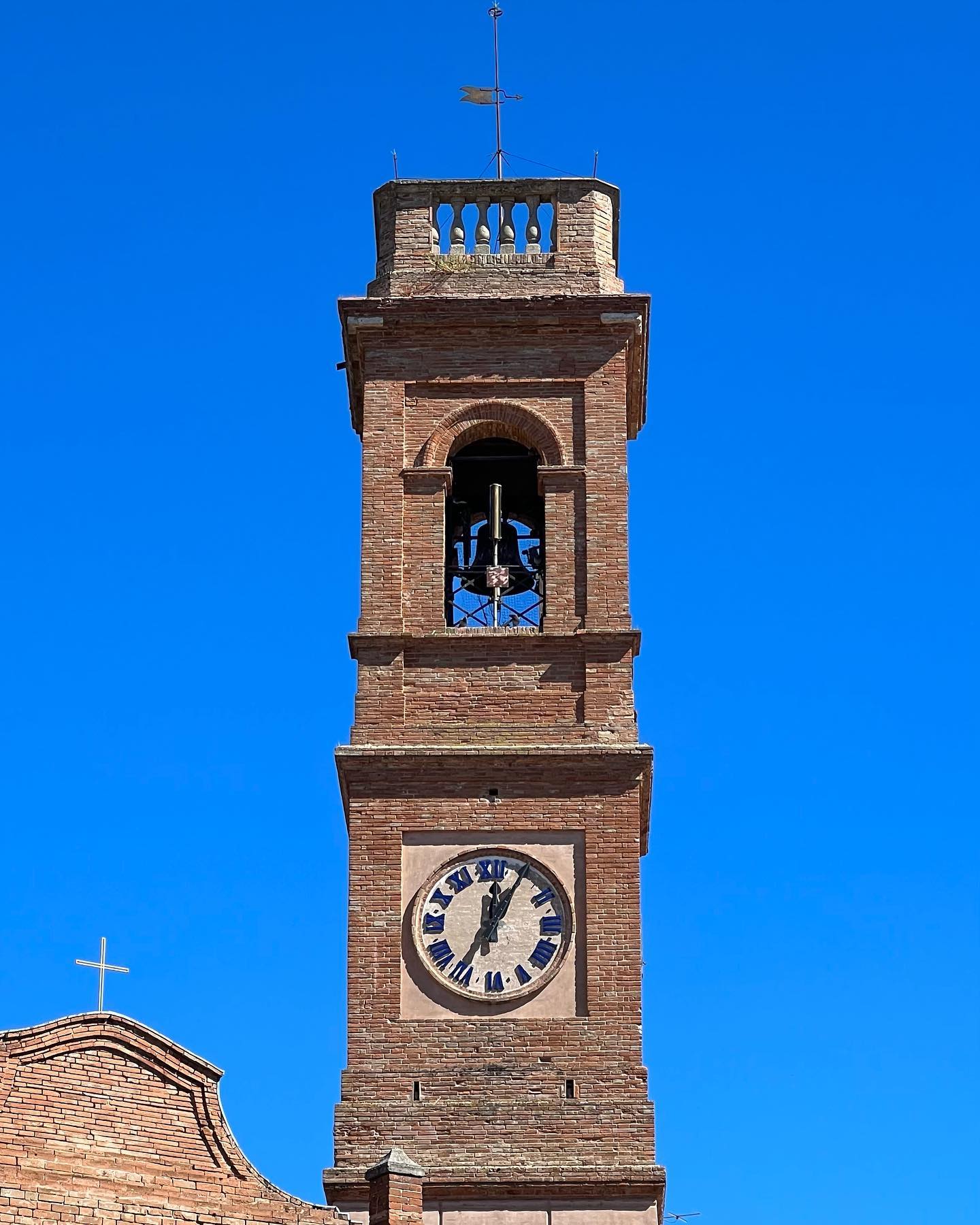 🔹L’azzurro meraviglioso dietro la Torre Civica.
📍Sogliano al Rubicone (FC)
.
#nofilters #nofilterneeded 
#soglianoalrubicone 
#visitsoglianoalrubicone 
#cielo #fineestate 
#romagna #romagnamia