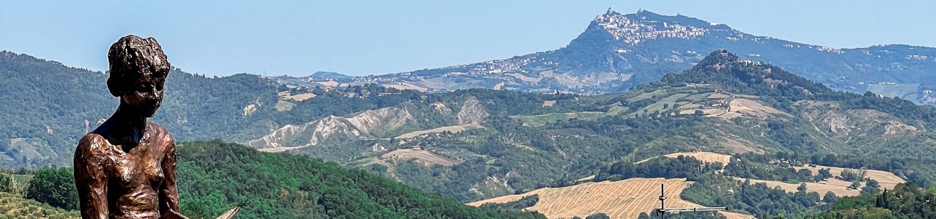 visitsoglianoalrubicone.itscopri-soglianoarteculturaarchitettura-e-monumenti-allaria-aperta-ragazza-che-legge_banner